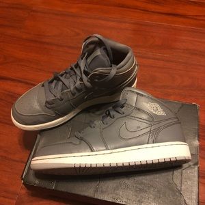 Air Jordan 1 MID